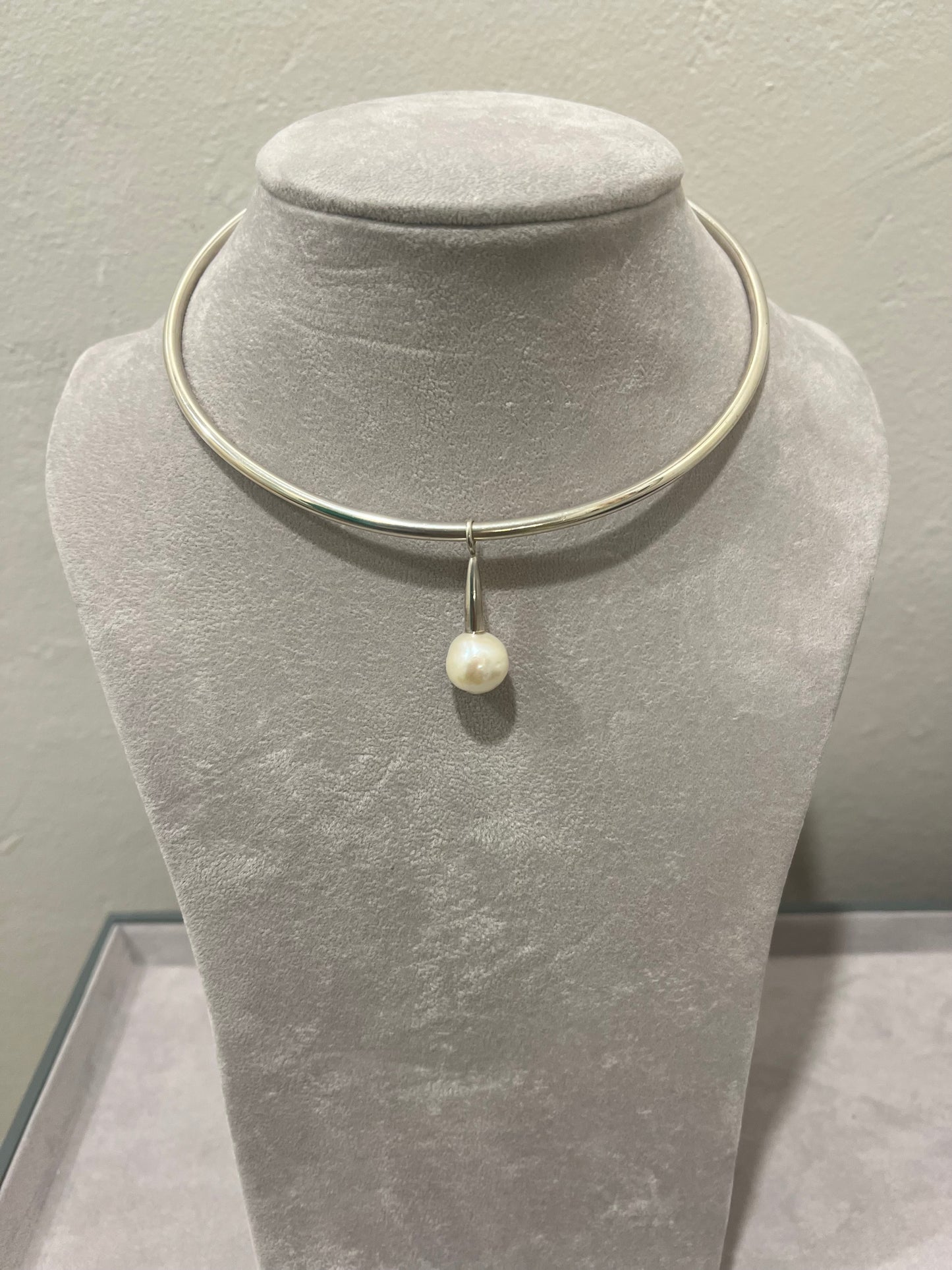 Freshwater drop pearl pendant silver.