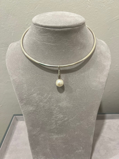 Freshwater drop pearl pendant silver.