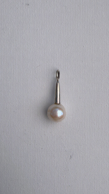 Freshwater drop pearl pendant silver.