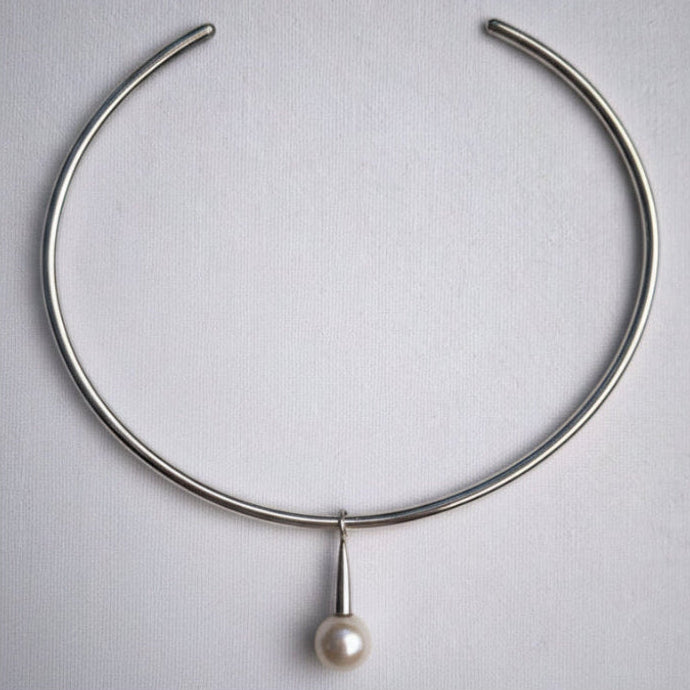 Freshwater drop pearl pendant silver.