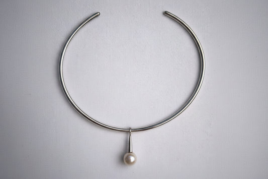 Freshwater drop pearl pendant silver.